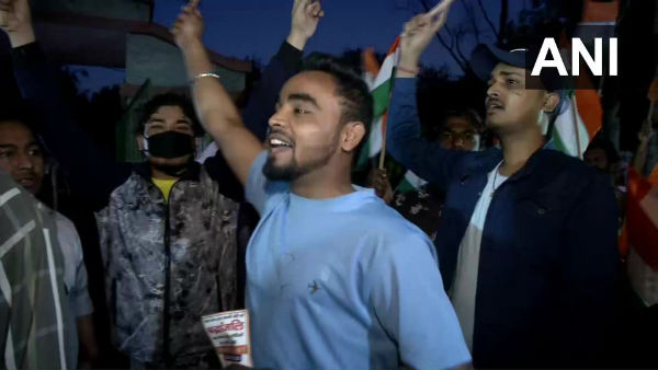 బాణాసంచా పేల్చి.. స్వీట్లను పంచిపెట్టి..