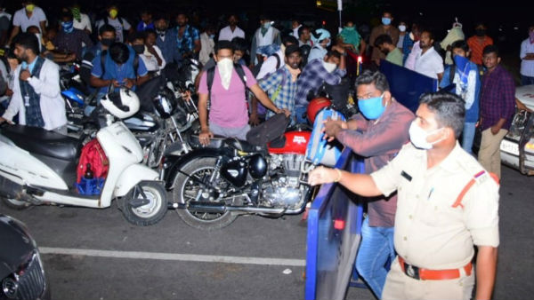మాదాపూర్ పోలీస్ స్టేషన్లో ఉద్రిక్తత మాదాపూర్ పోలీస్ స్టేషన్లో ఉద్రిక్తత