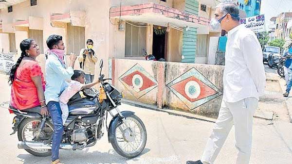 లాక్ డౌన్ నేపధ్యంలో రోడ్ల మీద వాహనదారులకు హరీష్ క్లాస్