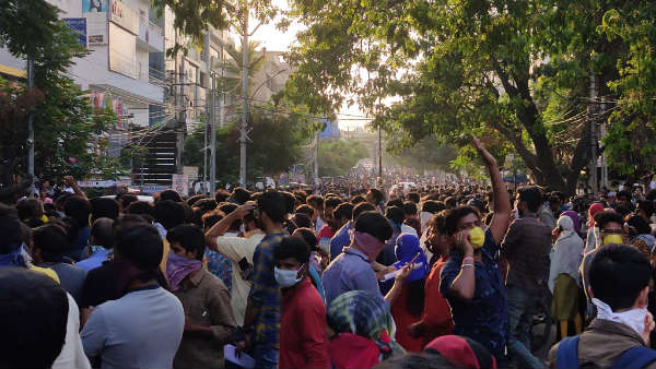 ఎలాంటి రక్షణ లేకుండా.. ఎలాంటి రక్షణ లేకుండా..