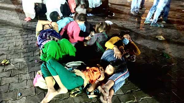 రాత్రంతా రోడ్లపైనే.. రాత్రంతా రోడ్లపైనే..