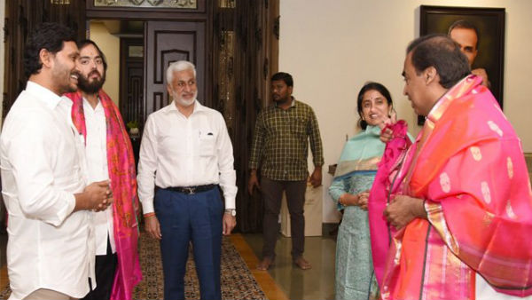 రిలయన్స్ పై వైఎస్ అభిమానుల దాడులు.. రిలయన్స్ పై వైఎస్ అభిమానుల దాడులు..