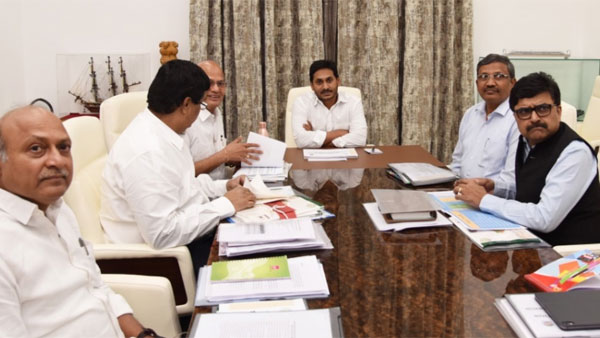 ఉన్నతవిద్యపై అధికారులతో చర్చించిన సీఎం జగన్