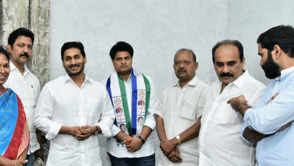 వైసీపీలో చేరకుండా వెనక్కు తగ్గిన కరణం బలరాం .. ఎందుకంటే 