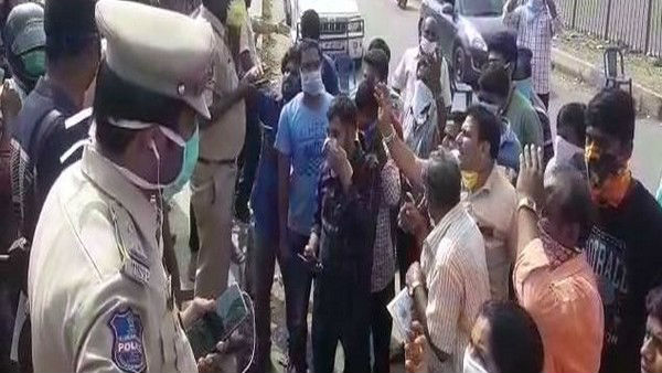 కుదించిన సమయంలో నిత్యావసరాల కొనుగోలు కష్టం అంటున్న ప్రజలు కుదించిన సమయంలో నిత్యావసరాల కొనుగోలు కష్టం అంటున్న ప్రజలు