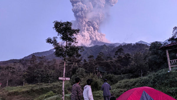 విస్ఫోటనం చెందిన అగ్నిపర్వతం.. విమానాలకు హైఅలర్ట్