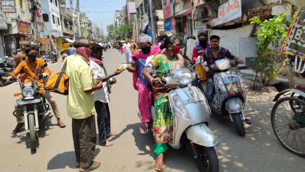 రంగంలోకి స్వచ్చంద సంస్ధలు, సామాజిక కార్యకర్తలు..