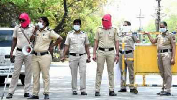 మహారాష్ట్రలో పోలీస్ కానిస్టేబుల్ అయిన తండ్రిని బయటకు వెళ్లొద్దు అని ఏడుస్తున్న చిన్నారి వీడియో వైరల్ మహారాష్ట్రలో పోలీస్ కానిస్టేబుల్ అయిన తండ్రిని బయటకు వెళ్లొద్దు అని ఏడుస్తున్న చిన్నారి వీడియో వైరల్