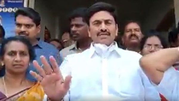 కార్యకర్తలతో ఎంపీ రఘురామ కృష్ణంరాజు