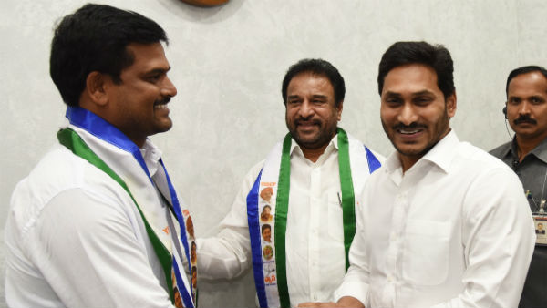 వైసీపీలో చేరిన టీడీపీ కీలక నేత రామసుబ్బారెడ్డి వైసీపీలో చేరిన టీడీపీ కీలక నేత రామసుబ్బారెడ్డి