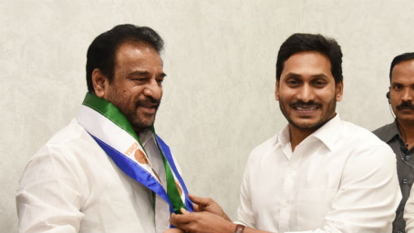 రామసుబ్బారెడ్డికి కండువా కప్పి ఆహ్వానించిన సీఎం జగన్ రామసుబ్బారెడ్డికి కండువా కప్పి ఆహ్వానించిన సీఎం జగన్
