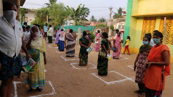 మూడు దశల్లో రేషన్ పంపిణీ..