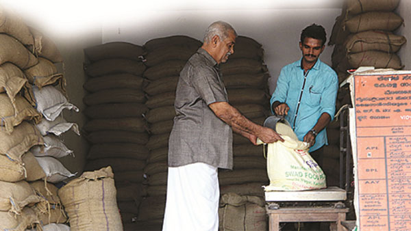 లాక్ డౌన్ తో ఉచిత రేషన్ .. జనాల దెబ్బకు పంపిణీ నిలిపివేత