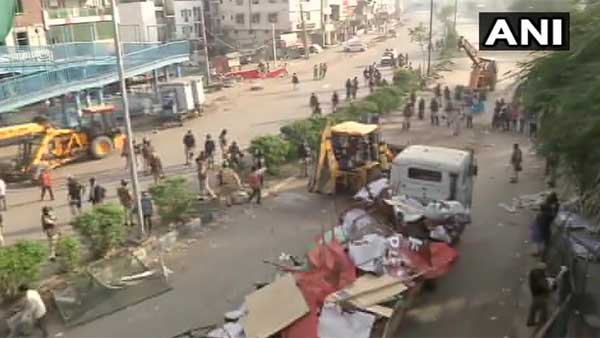 తెల్లవారు జాము నుంచే తొలగింపు పనులు..