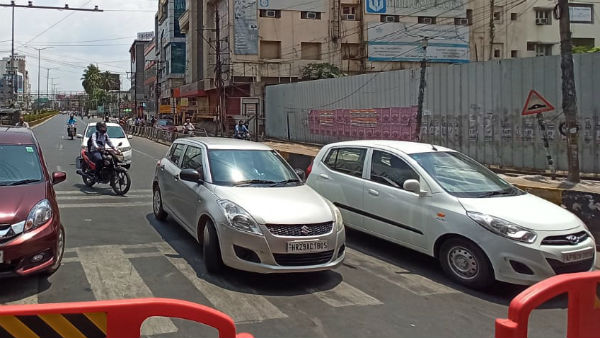 రోడ్ల మీద వాహనదారులకు క్లాస్ పీకిన సిరిసిల్ల జిల్లా కలెక్టర్