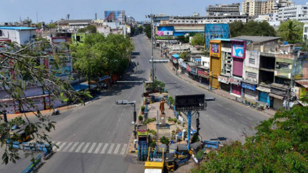 స్వీయ నియంత్రనే బెటర్ అంటున్న పోలీసులు.. బయటికి రాకుండా కట్టడి..