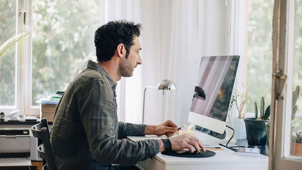 భార్యతో గడపాలంటే తెగ ఇబ్బంది పడుతున్న భర్తలు భార్యతో గడపాలంటే తెగ ఇబ్బంది పడుతున్న భర్తలు