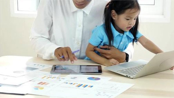 గృహ నిర్బంధానికి తెగ ఫీల్ అవుతున్న పురుషులు గృహ నిర్బంధానికి తెగ ఫీల్ అవుతున్న పురుషులు