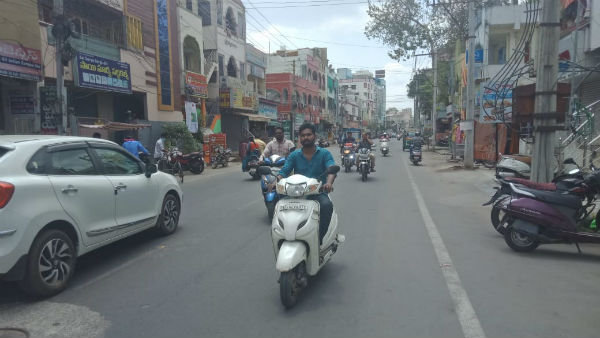 రోడ్లపైకి వచ్చిన వారిని నియంత్రించే పనిలో పోలీసులు