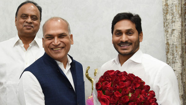 Rajya Sabha candidates from Andhra Pradesh meets YS Jagan at Thadepalli 