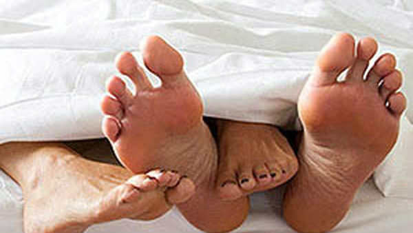 శృంగారంలో పాల్గొనాలా వద్దా... యువతను కంగారు పెడుతున్న కరోనా వైరస్.. 