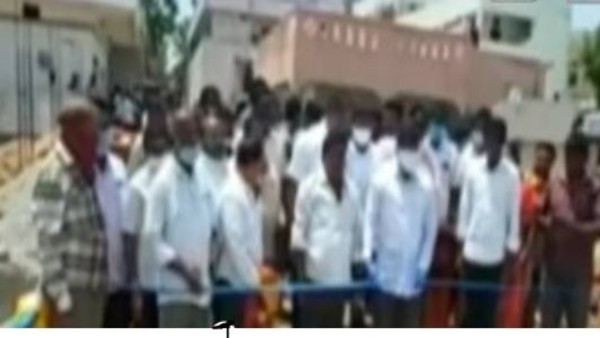 నిబంధనలు ఉల్లంఘించి.. మీడియాపై చిందులు..