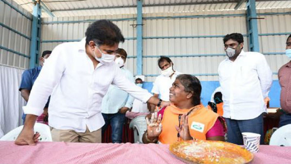 కార్మికులకు భోజనం వడ్డించి..