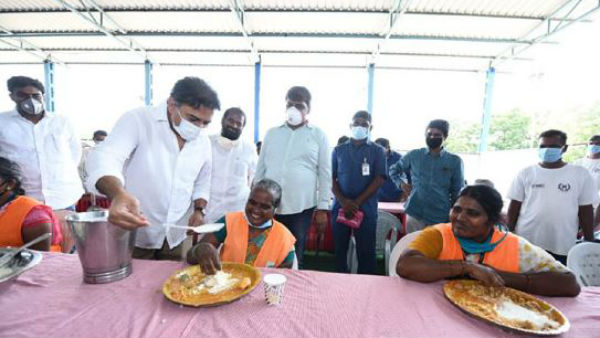 అప్యాయంగా పలకరిస్తూ..