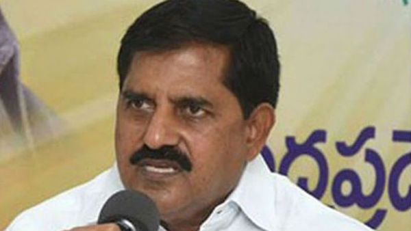 వాలంటీర్లతో కలిసి వైసీపీ అభ్యర్థులే డబ్బులు పంచుతున్నారు వాలంటీర్లతో కలిసి వైసీపీ అభ్యర్థులే డబ్బులు పంచుతున్నారు