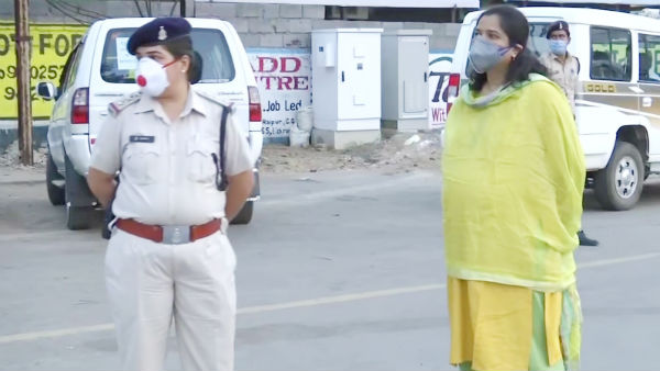 చిరునవ్వుతో డ్యూటీ చేసిన మేడమ్