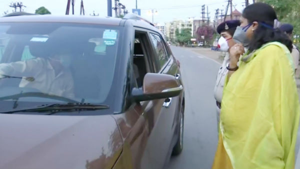 గర్భిణి అని లెక్కచెయ్యకుండా !