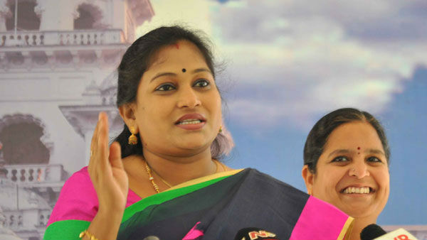 బంతిపూలతో కరోనా పోతుందా అని సెటైర్లు 