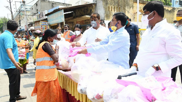 మురికి వాడల్లో విస్తృతంగా పర్యటిస్తున్న మేయర్.. మురికి వాడల్లో విస్తృతంగా పర్యటిస్తున్న మేయర్..