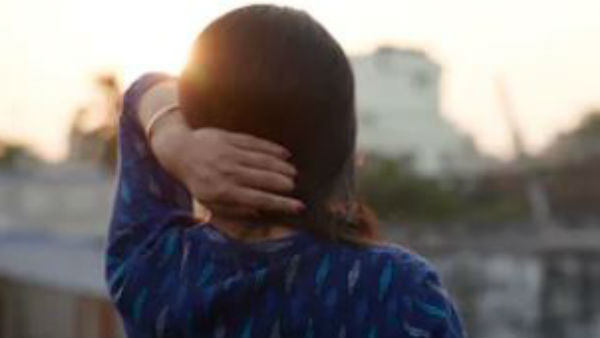 స్టేషన్ ముందు కూర్చుని హంగామా ... యువతికి నచ్చజెప్పిన పోలీసులు స్టేషన్ ముందు కూర్చుని హంగామా ... యువతికి నచ్చజెప్పిన పోలీసులు