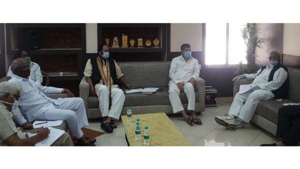 1500 రూపాయల ఆర్దిక సాయం ఇంకా అందలేదు.. కేసీఆర్ మీడియాపై ఆంక్షలు విధిస్తున్నారన్న ఉత్తమ్.. 