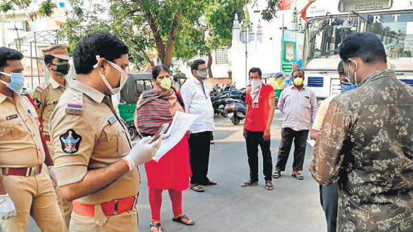 కరోనా బాధితురాలికి దిశ సాయం- కరోనా బాధితురాలికి దిశ సాయం-