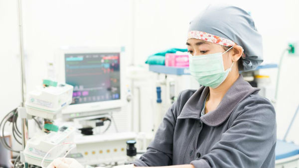  కరోనా సోకిన నర్స్ గాంధీకి తరలింపు.. భయాందోళనలో గ్రామస్తులు.. 