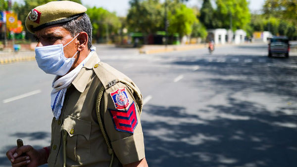 కటింగ్ కోసం దొంగచాటుగా వెళ్తూ పడరాని పాట్లు