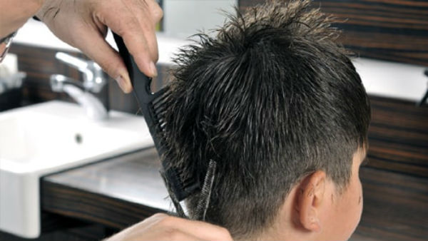 ఓ కటింగ్ షాపులో నక్కిన యువకులు .. వారితో కప్పు గంతులు వేయించిన పోలీసులు