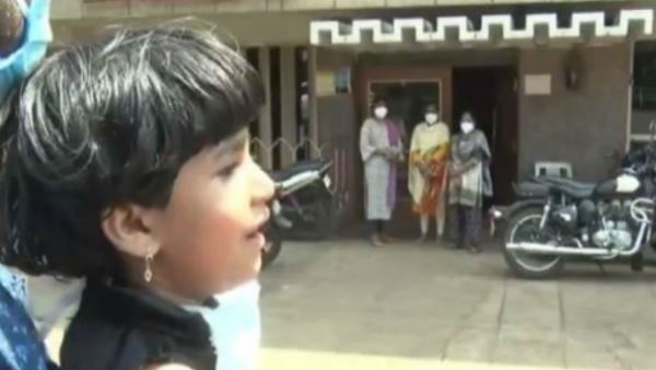 క్యాంటిన్‌లో చిన్నారి..