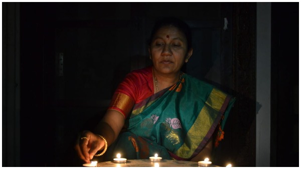 దీప కాంతులు వెలిగిస్తున్న ఓ తల్లి..