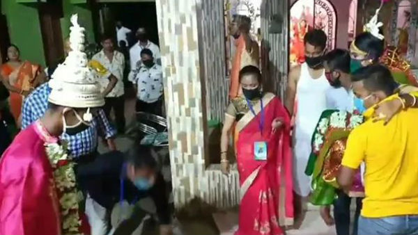 Bengal Couple Weds With Masks, No Guests; Donates Money To Feed Poor Bengal Couple Weds With Masks, No Guests; Donates Money To Feed Poor