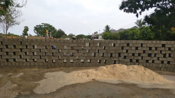  గోడల నిర్మాణంపై వెల్లువెత్తుతున్న విమర్శలు.. ఏపీ అధికారులు ఏం చేస్తారో ? 