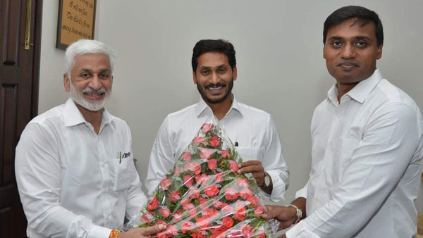 ప్రభుత్వానికి ఇబ్బంది కలిగేలా... ప్రభుత్వానికి ఇబ్బంది కలిగేలా...