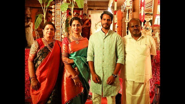 కొడుకు పెళ్లితో కరోనా కష్టాలు ?