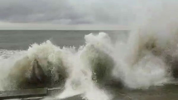 ఈదురుగాలుల బీభత్సం.. రాకాసి అలలు..