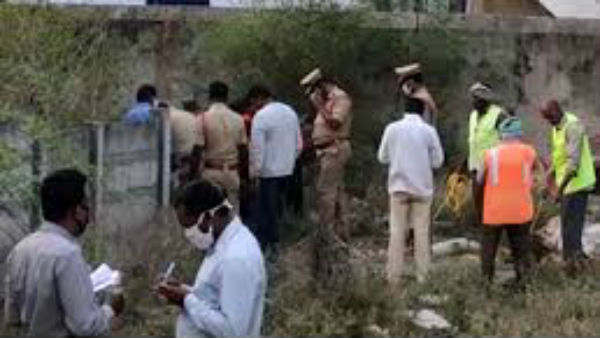 గోదాం వద్దే అందరూ..