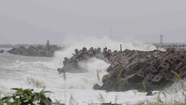 ఉంపన్ తుఫాన్ గండం నుండి గట్టెక్కిన ఏపీ ఉంపన్ తుఫాన్ గండం నుండి గట్టెక్కిన ఏపీ