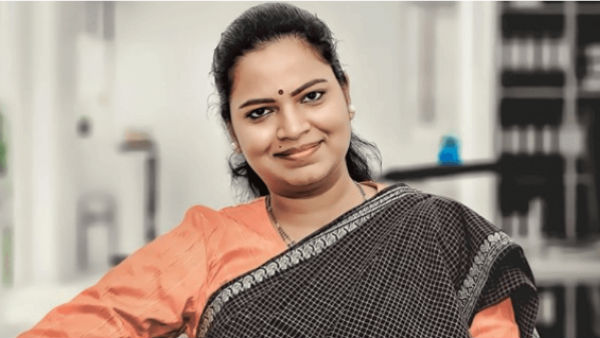 నిత్యావసర సరుకుల పంపిణీ చేస్తూ..