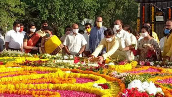 ఎన్టీఆర్ ఘాట్ వద్ద నివాళులర్పిస్తున్న ఎన్టీఆర్ కుటుంబ సభ్యులు